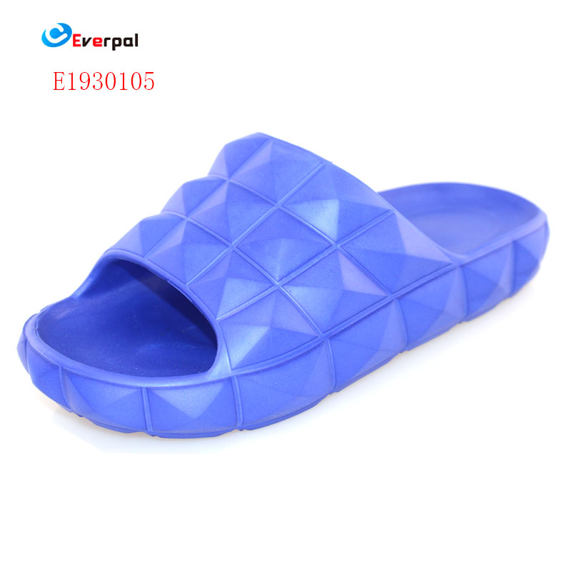 Waarom worden doucheslippers voor mannen de meest essentiële schoenenkeuze voor modern comfort en hygiëne
